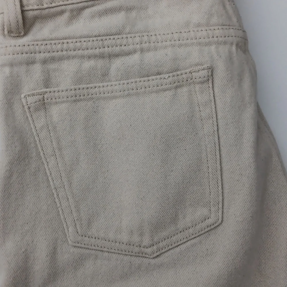Adika Jeans Women's Size Medium Cream‎ Colored Wide Leg Jeans Raw Hem Pre-owned